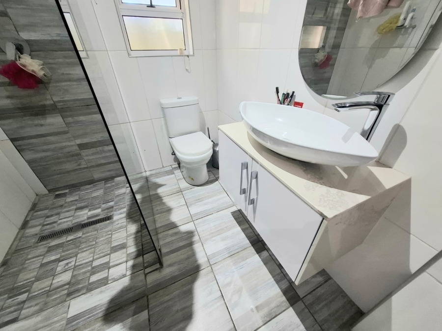 5 Bedroom Property for Sale in Gonubie Eastern Cape